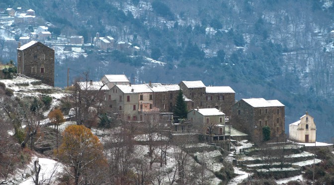 La neige s’invite au village